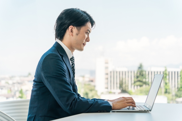 副業に前向きに取り組むビジネスマンのイメージ